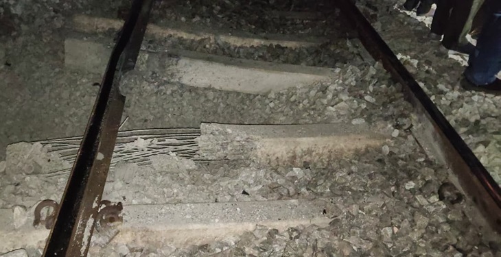 ब्लास्ट के बाद रेल पटरी के नीचे बने सीमेंटेड फाउंडेशन भी टूट गया।