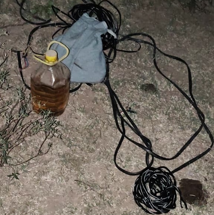 मौके से पुलिस को बम फिट करने का यह सामान भी मिला।