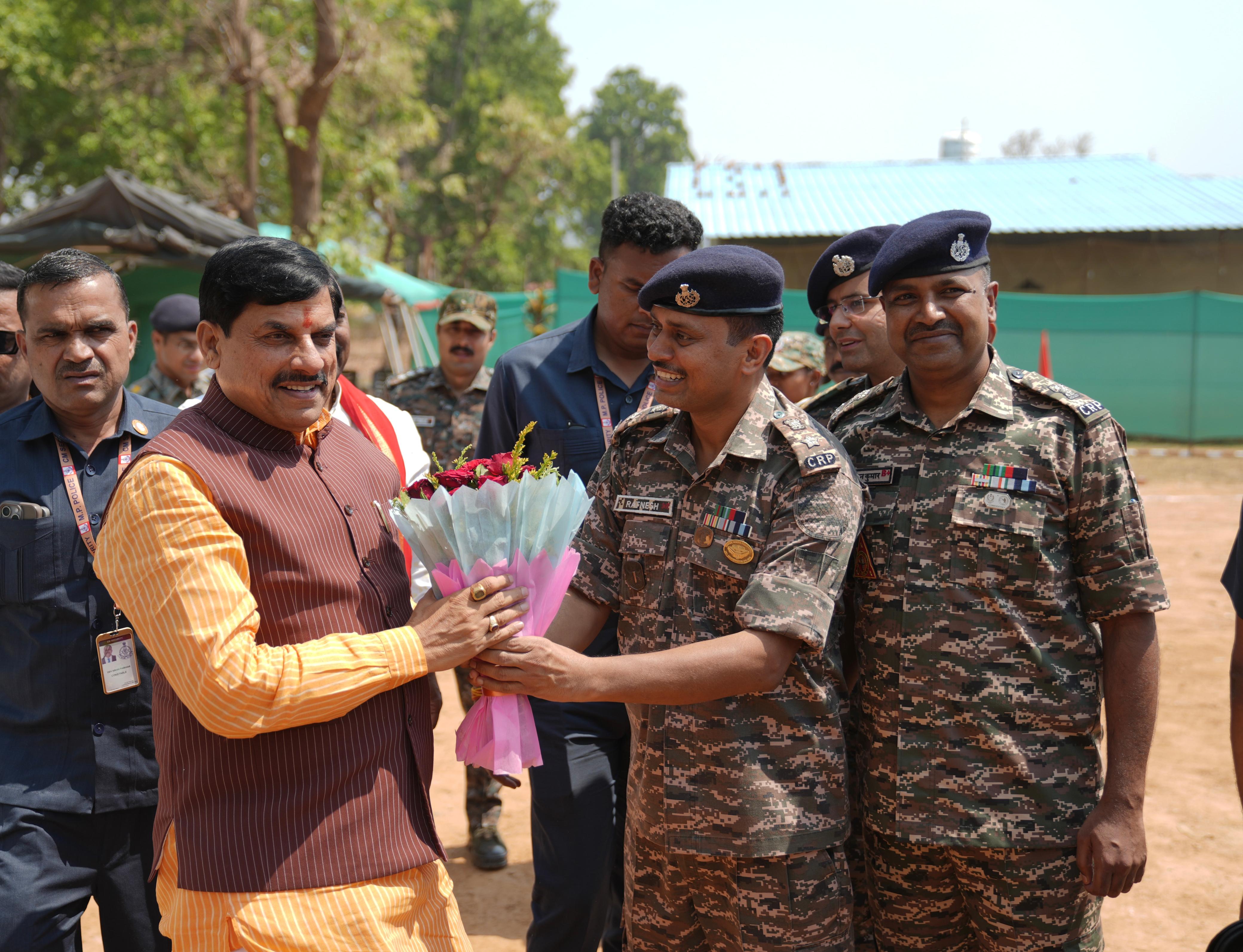 सीएम के पहुंचने पर फूलों के गुलदस्ते से उनका स्वागत किया गया।