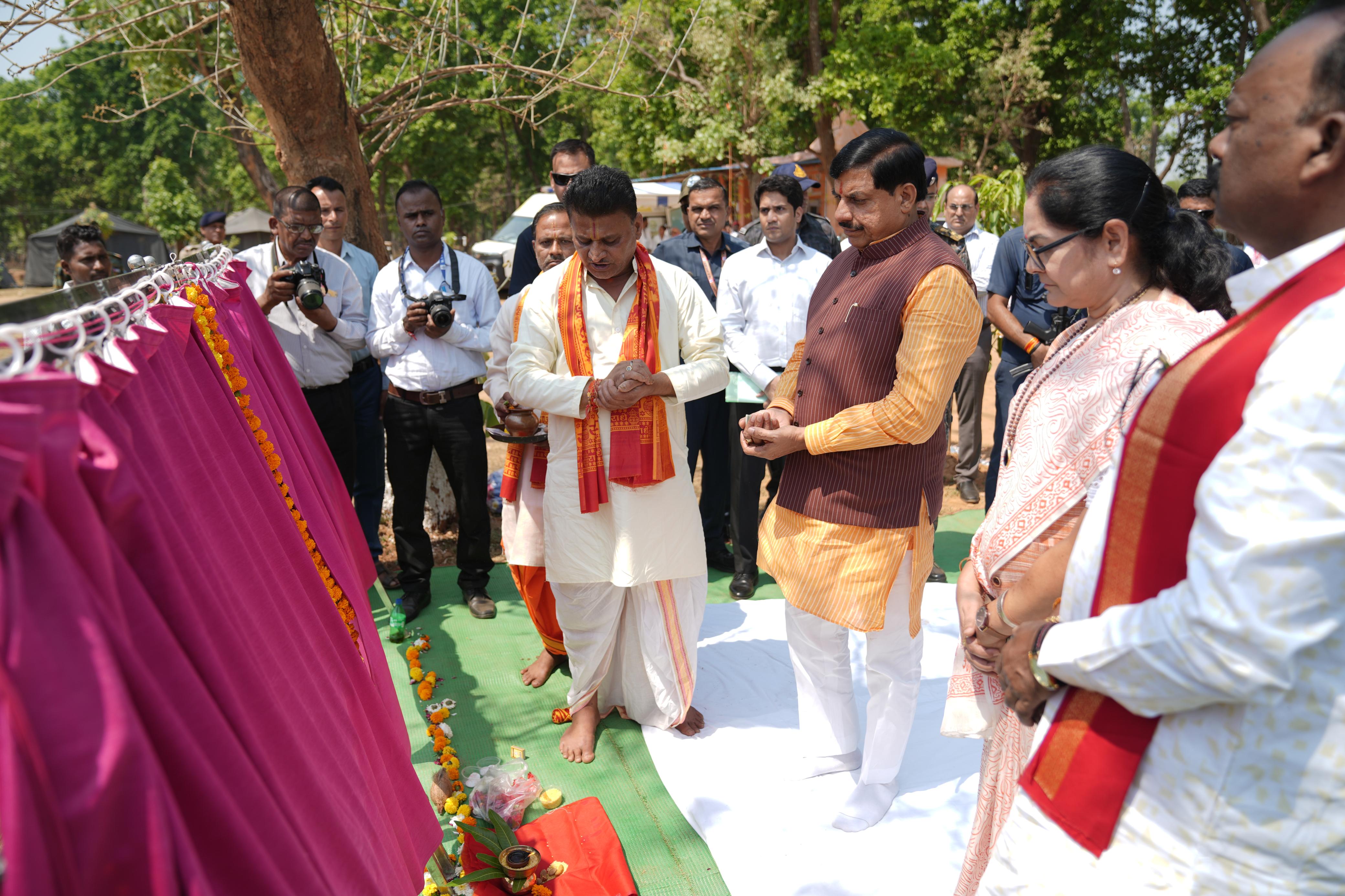 सीएम यादव ने पूजा-अर्चना कर पुनर्स्थापन योजना कार्यक्रम का शुभारंभ किया।
