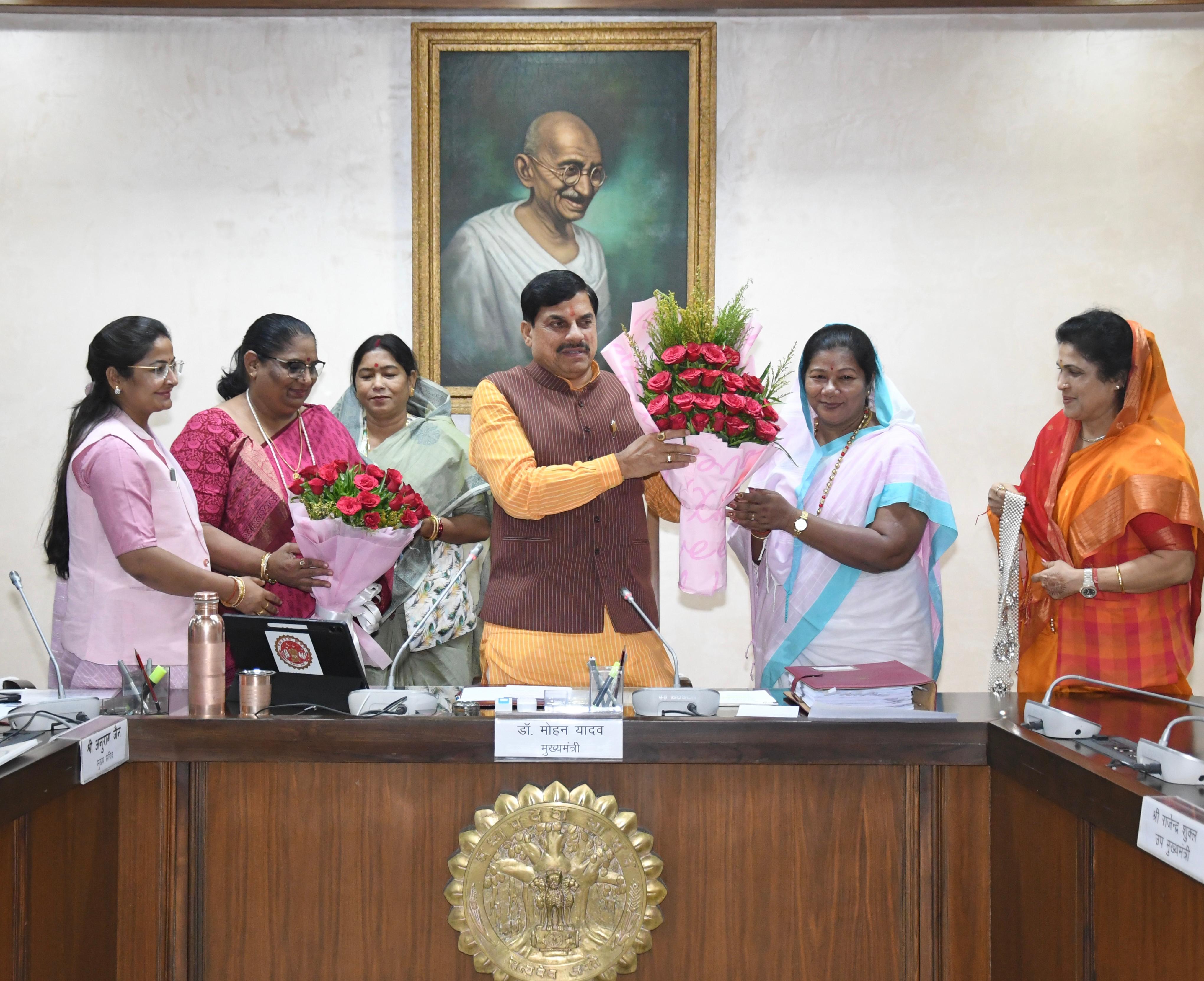 मुख्यमंत्री डॉ. मोहन यादव द्वारा 27 अप्रैल को विधानसभा में प्रस्तुत नारी शक्ति वंदन अधिनियम लागू करने के संकल्प के लिए मंत्रिपरिषद की महिला मंत्रीगण ने बैठक से पहले मुख्यमंत्री डॉ. यादव का अभिनंदन किया।