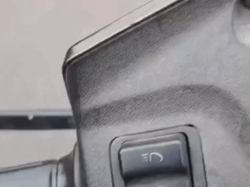 जेल वैन को चार पुलिसकर्मी धक्का लगा रहे हैं।