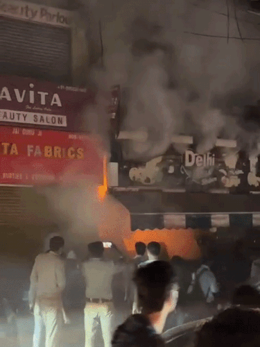 आबूलेन पर लगी आग की वीडियो सोशल मीडिया पर वायरल हो गई।