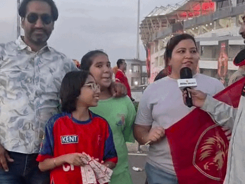 परिवार के साथ मैच देखने पहुंची बच्ची बोली- श्रेयस अय्यर सेंचुरी मारेगा।