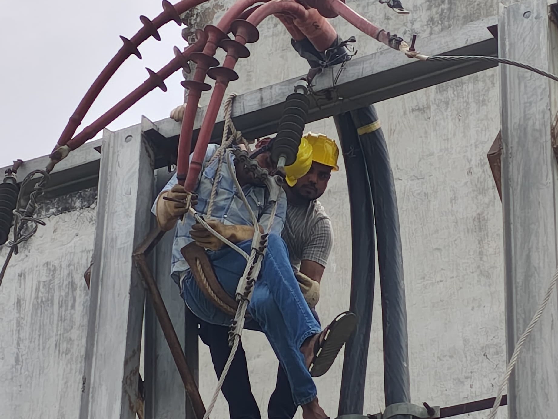 Bakewar Power Outage | Strong Winds Cause Line Collapse, Cable Box Burst