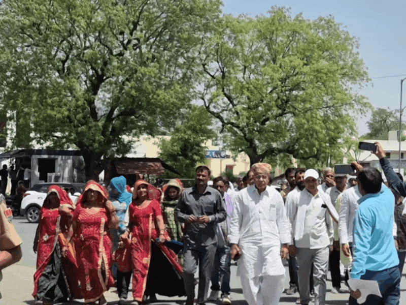 पूर्व विधायक शुभकरण चौधरी के नेतृत्व में ग्रामीण कलेक्टर और एसपी से मिलने पहुंचे