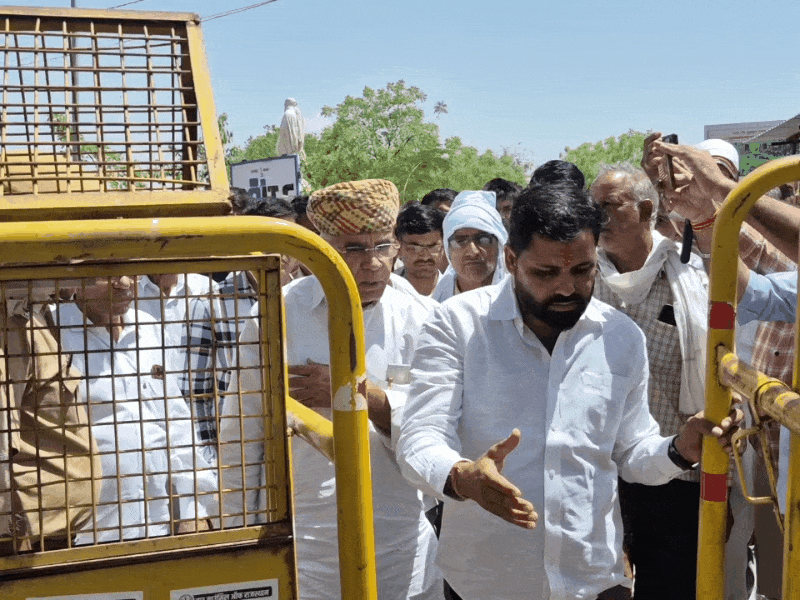 पूर्व विधायक बेरीगेट हटा के ग्रामीणों को कलेक्ट्रेट के अंदर साथ लेकर आए