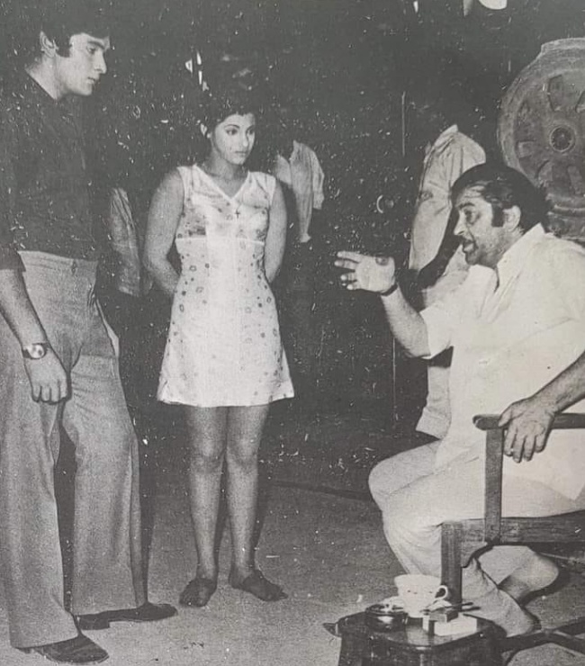 फिल्म बॉबी के सेट पर ली गई ऋषि कपूर और डिंपल कपाड़िया की तस्वीर।