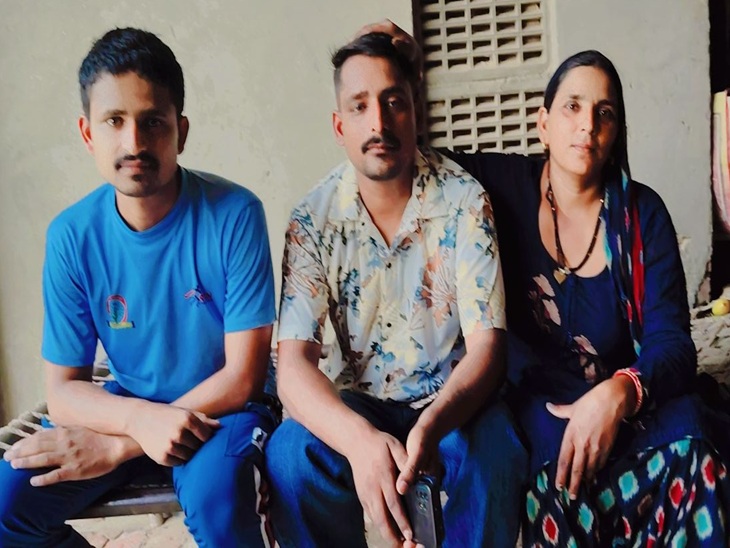 अपनी मां व छोटे भाई के साथ विजय पूनिया। फाइल फोटो