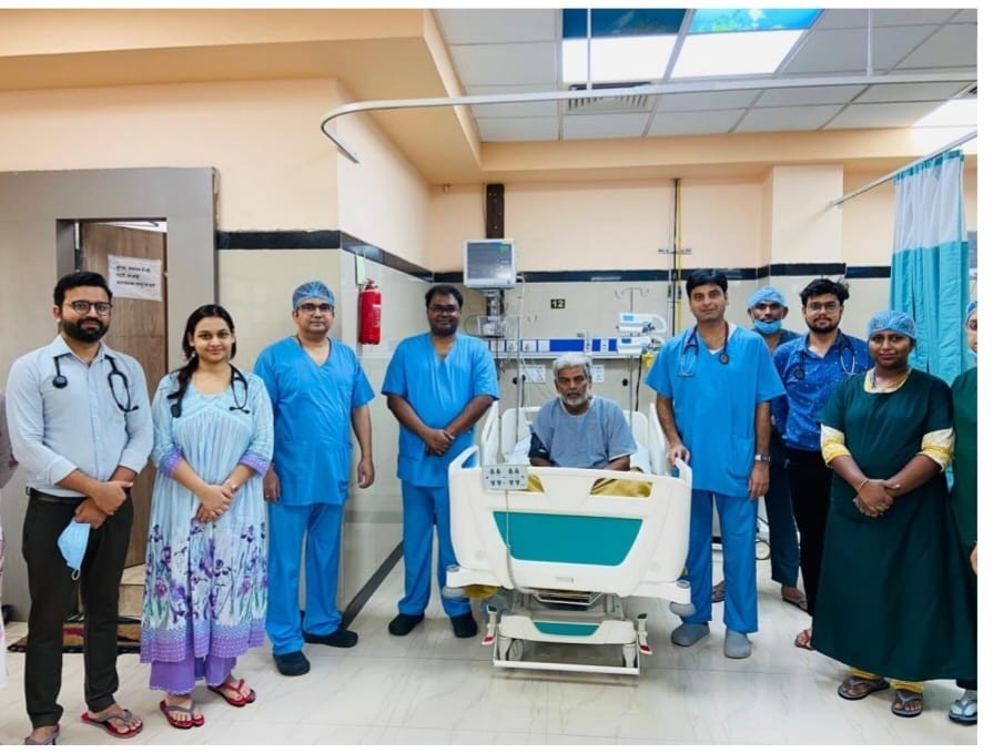 TEVAR तकनीक से सफल ऑपरेशन के बाद मरीज के साथ डॉक्टरों की टीम।