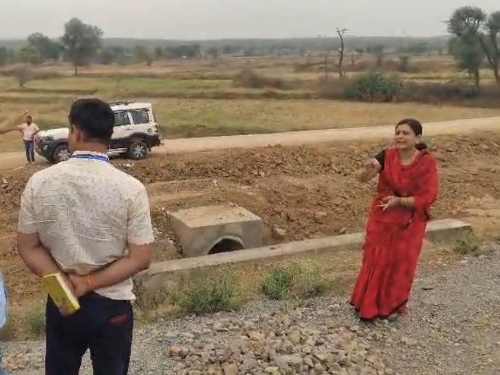 तहसीलदार और अधिवक्ता में तीखी बहस हुई।