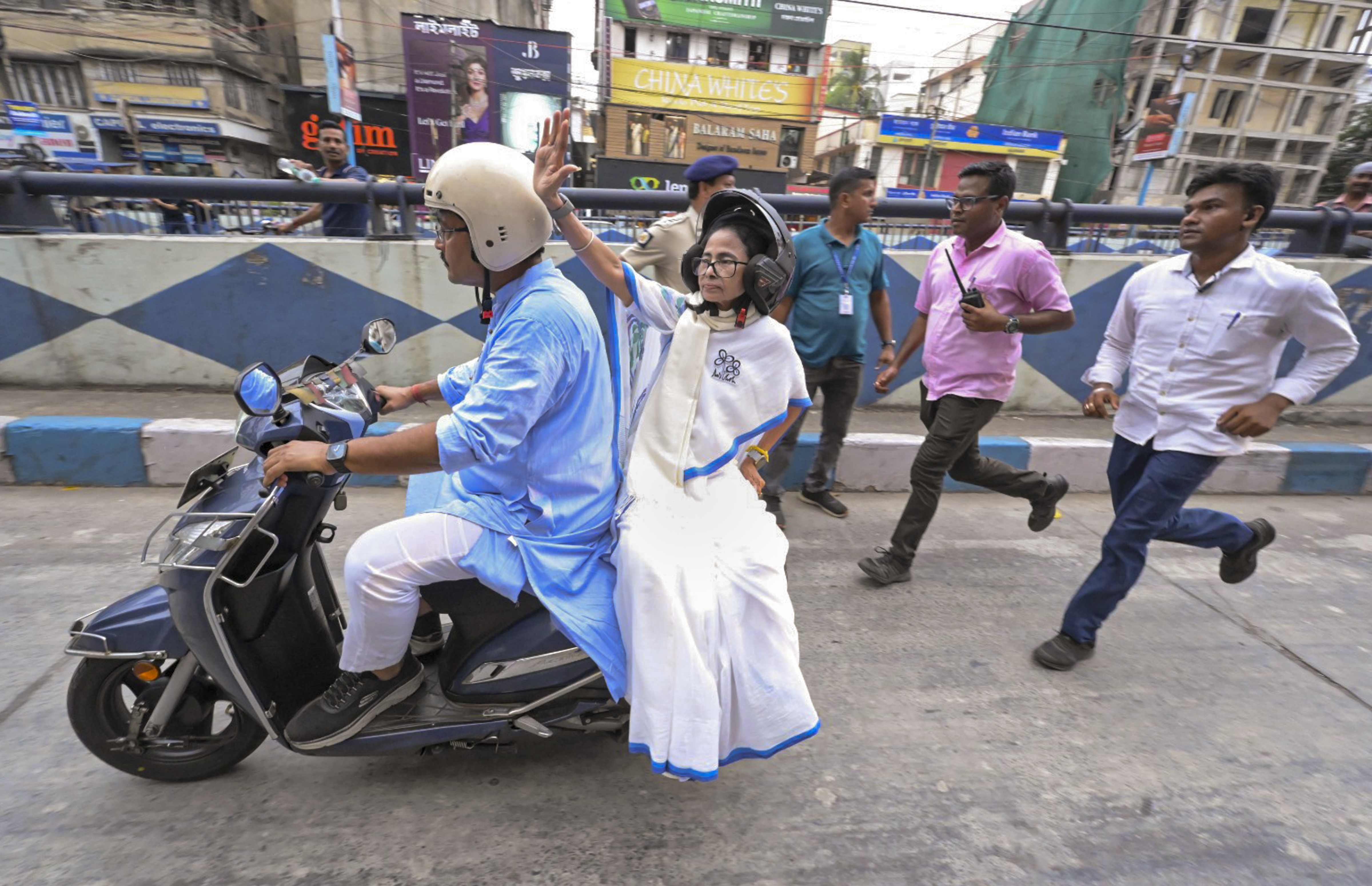 ममता बनर्जी ने पश्चिम बंगाल के भवानीपुर में स्कूटी में पीछे बैठकर चुनाव प्रचार किया।