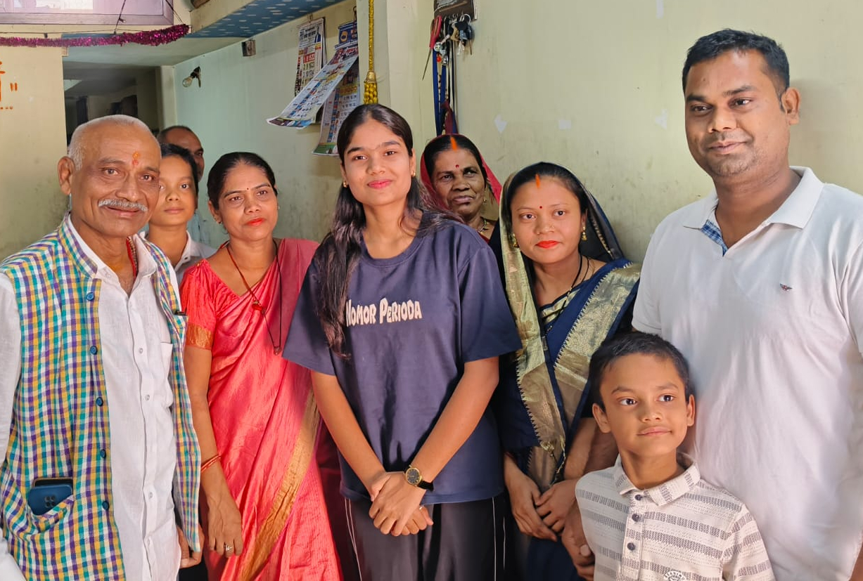 बेमेतरा जिले की ओमनी वर्मा ने 98.20 प्रतिशत अंकों के साथ दूसरा स्थान हासिल किया।