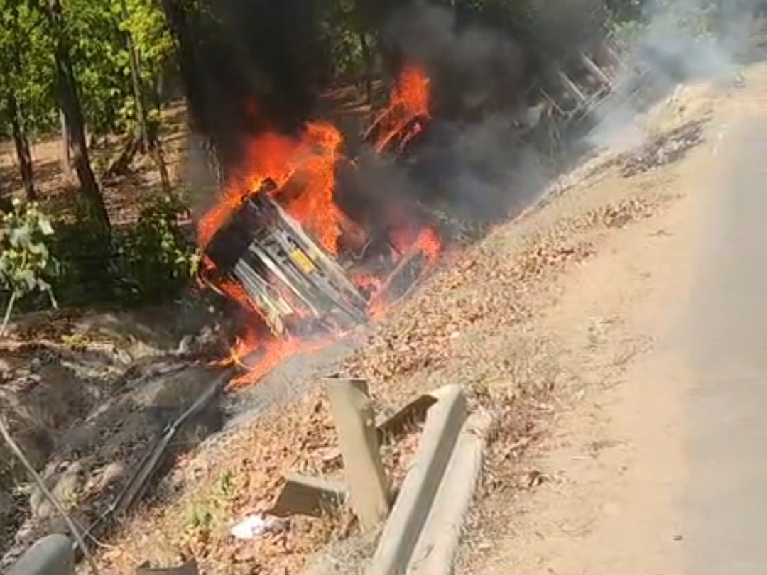 एक राहगीर ने घटना का वीडियो बनाकर शेयर किया।