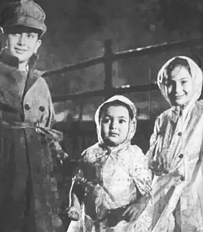 फिल्म श्री 420 के सेट पर ली गई ऋषि कपूर और उनके भाई-बहनों की तस्वीर।