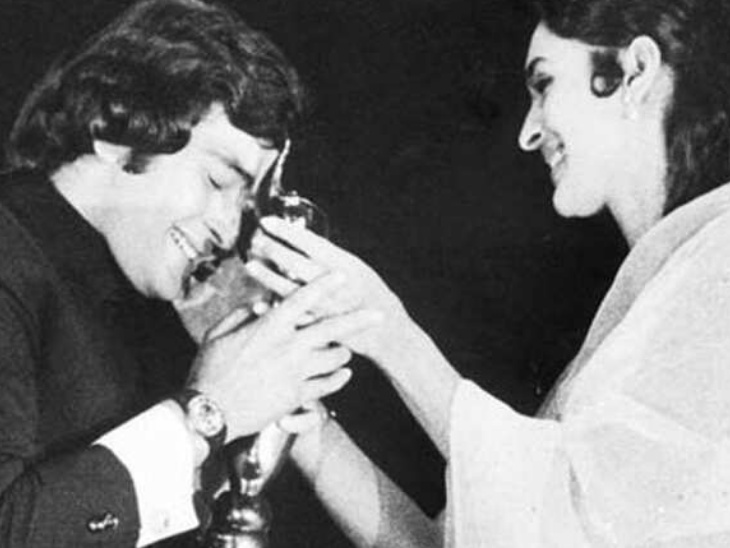 एक्ट्रेस नूतन से फिल्मफेयर अवॉर्ड लेते हुए ऋषि कपूर।