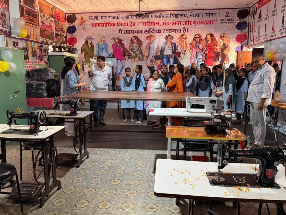 "परिधान निर्माण और गृह सज्जा" लैब का उद्घाटन किया।