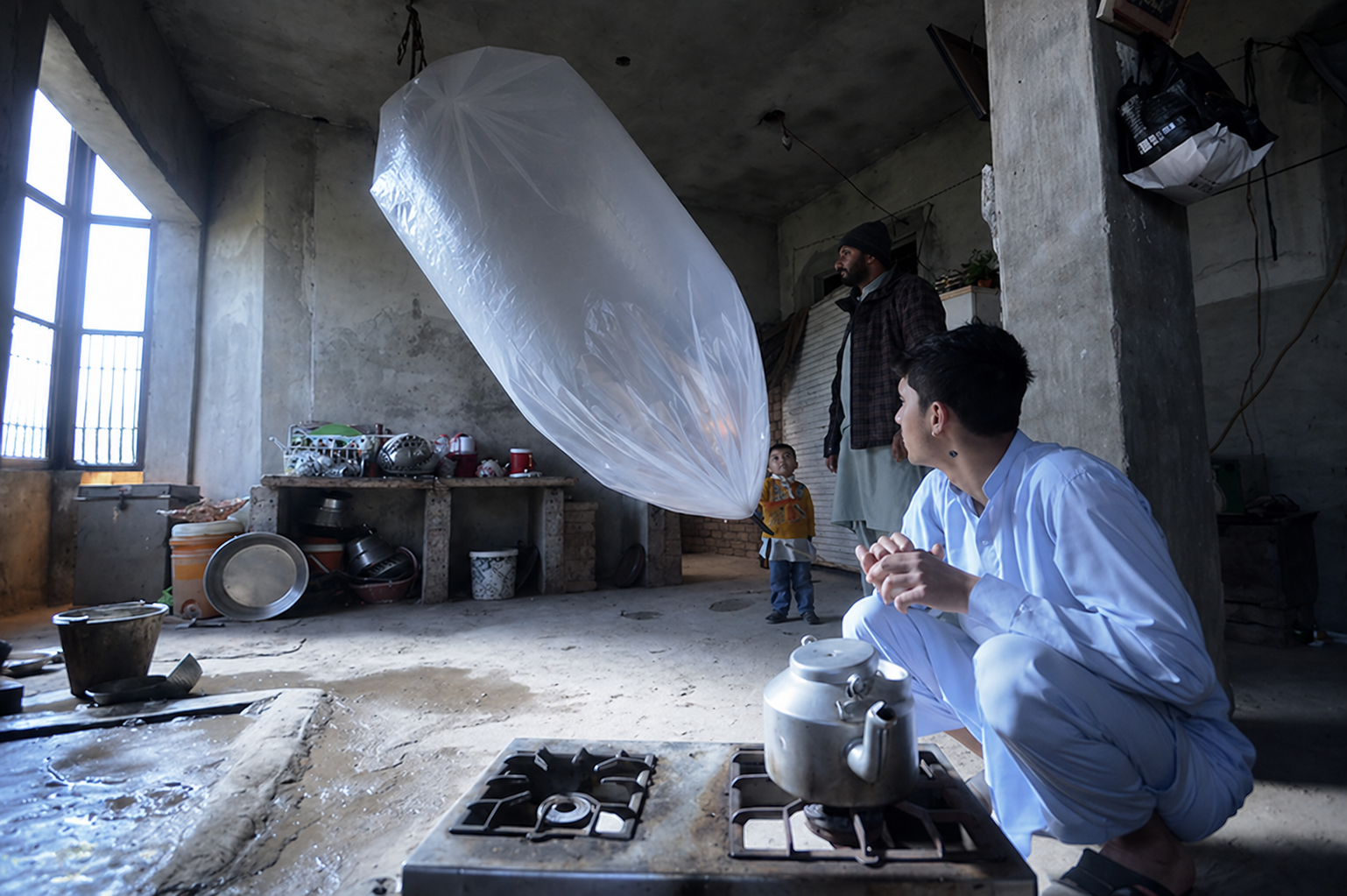 कराची में गुब्बारों में भरे गैस से चाय बना रहा बच्चा। तस्वीर- सोशल मीडिया।