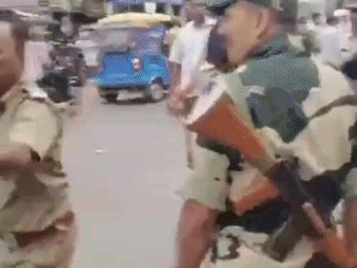 हावड़ा के लिलुआ में केंद्रीय बलों ने EVM खराब होने की शिकायत करने वाले वोटरों पर लाठीचार्ज किया।