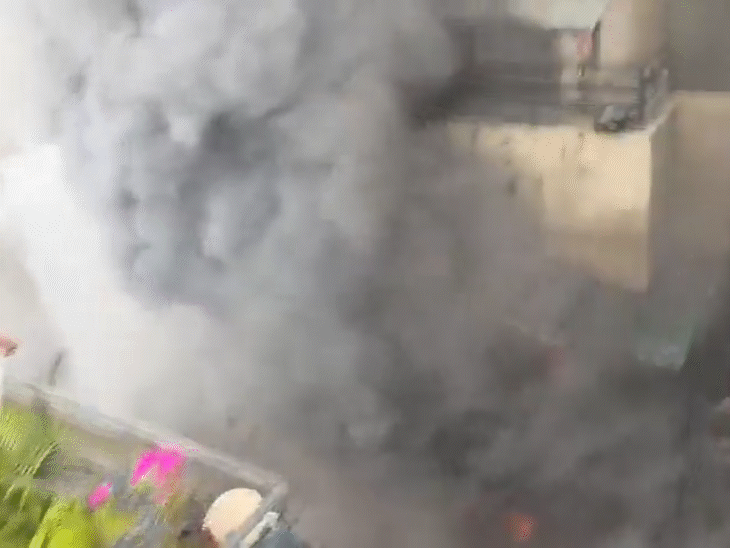 आगीनंतर सोसायटीत धुर. पोलीस आणि अग्निशमन दलाच्या जवानांनी सोसायटी आणि आजूबाजूच्या इमारती रिकाम्या केल्या आहेत.