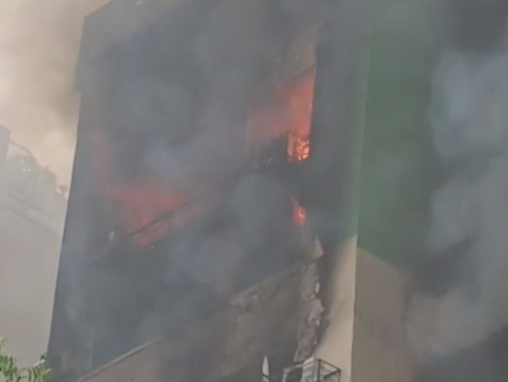 आग इतकी भीषण होती की संपूर्ण फ्लॅट पूर्णपणे जळून खाक झाले. आतील वस्तूंची राख झाली.