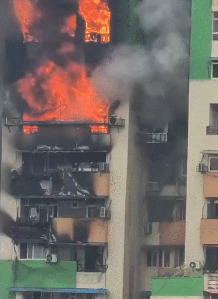 गाजियाबाद में ग्रीन एवेन्यू सोसाइटी की बिल्डिंग में आग लग गई। आग ने कई मंजिलों को अपनी चपेट में ले लिया।