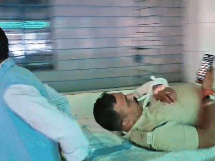 एनकाउंटर में घायल पुलिस वालों को दूसरे वार्ड में शिफ्ट किया जा रहा है।