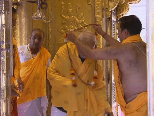 5 पंडितों ने पीएम को पूजा कराई। उन्हें माला पहनाई और त्रिपुंड लगाया