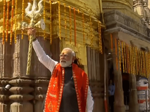 पीएम विश्वनाथ मंदिर में पूजा करने के बाद बाहर आए तो भाजपा नेताओं ने उन्हें त्रिशूल और डमरू भेंट किया।