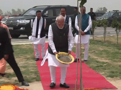 मोदी ने गंगा एक्सप्रेस-वे के किनारे पेड़ लगाया।