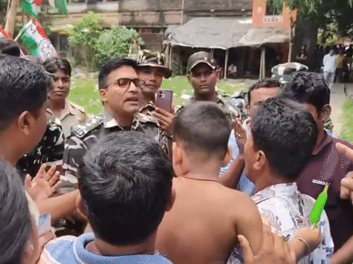 सतगाछिया में केंद्रीय बलों ने लाठीचार्ज किया, जिसमें एक बच्चा घायल हो गया।