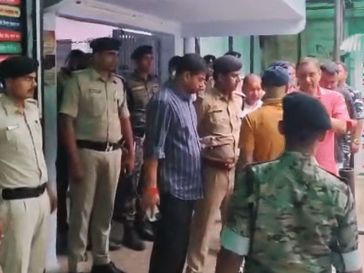 पुलिस टीम से एनकाउंटर के बारे में जानकारी लेते अफसर।