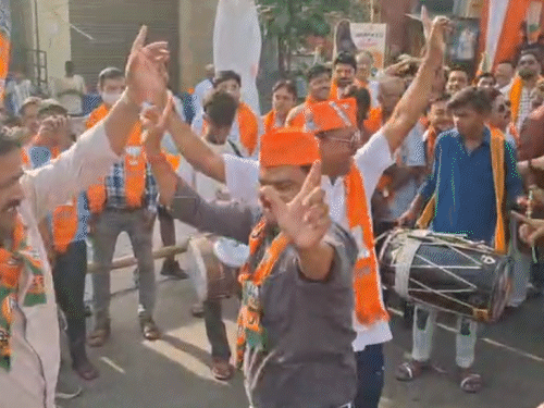 रोड शो के दौरान चौराहों पर भाजपा कार्यकर्ता ढोल-नगाड़ों की धुन पर डांस करते नजर आए।