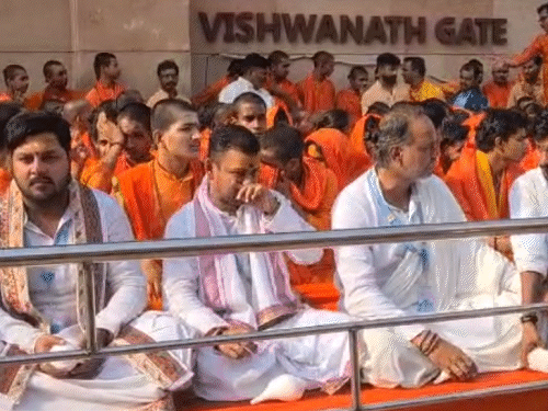 काशी विश्वनाथ मंदिर के गेट पर पीएम का 108 बटुकों ने शंखनाद के साथ स्वागत किया।