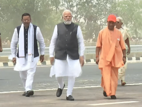 पीएम मोदी, सीएम योगी के साथ एक्सप्रेस-वे पर पैदल भी चले।