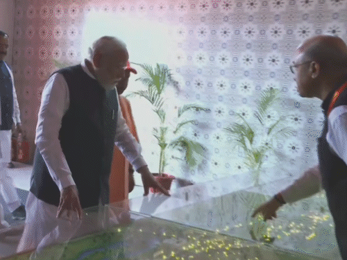 पीएम मोदी ने एक्सप्रेस-वे की डिजाइन को देखा। उन्होंने अफसरों से डिलेट में जानकारी ली।