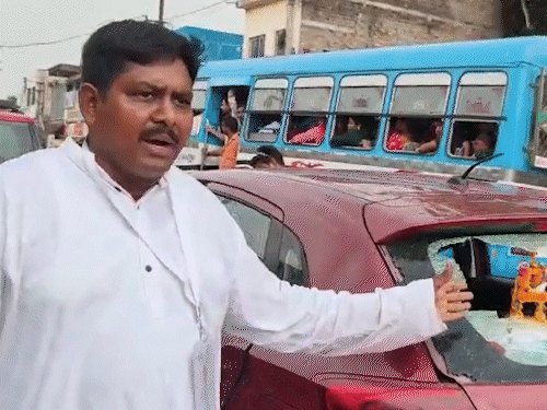 साउथ 24 परगना में BJP उम्मीदवार विकास सरदार ने TMC कार्यकर्ताओं की कार पर हमला करने का आरोप लगाया।