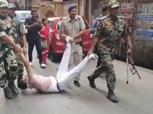 CRPF और पुलिस के जवान लोगों के हाथ और पैर से पकड़कर उठा ले गए।