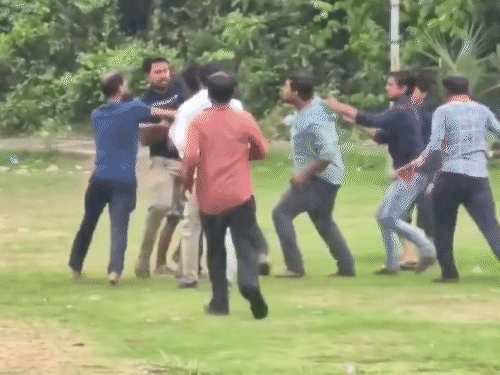 हुगली में नकली पोलिंग एजेंट बैठाने को लेकर TMC और ISF कार्यकर्ताओं के बीच मारपीट हुई।