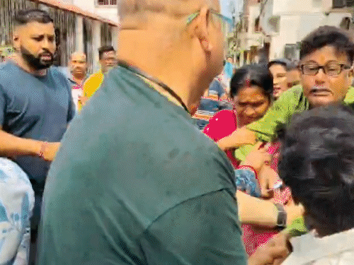 बीजपुर में निर्दलीय प्रत्याशी और कांचरापाड़ा म्युनिसिपैलिटी के काउंसलर के बीच मारपीट हुई।