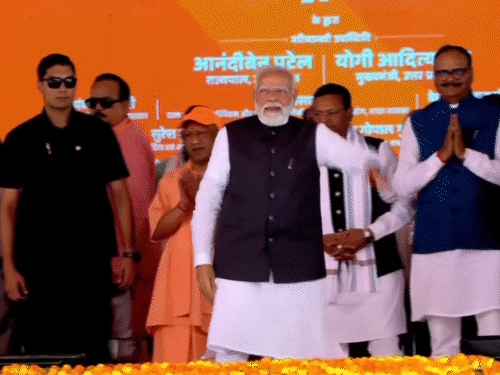 मंच पर पीएम ने हाथ हिलाकर कार्यकर्ताओं को अभिवादन किया।