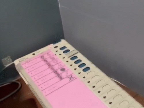 डायमंड हार्बर के फाल्टा में EVM मशीन में BJP का बटन टेप से ब्लॉक करने का दावा किया जा रहा है।