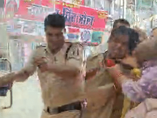 दोनों ने बाल खींच-खींचकर मारपीट की।