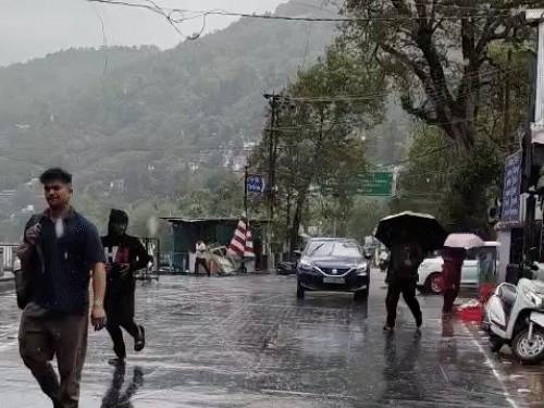 उत्तराखंड के नैनीताल में बारिश से मौसम सुहाना हो गया।