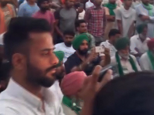 बुधवार को स्कूल में अकाली दल वारिस पंजाब दे के कार्यकर्ताओं ने धरना दिया था।