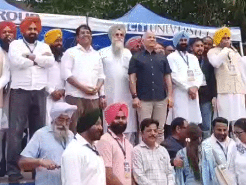 सिसोदिया ने सभी AAP विधायकों और ऑब्जर्वर्स को बुलाकर उनसे फीडबैक भी लिया।