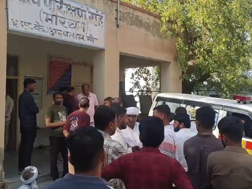 सीकर के एसके हॉस्पिटल की मॉच्युरी के बाहर खड़े परिजन।