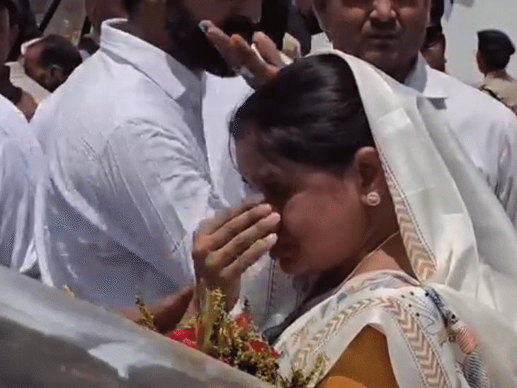 श्योपुर में नगर पालिका अध्यक्ष के साथ बदसलूकी हो गई। जिसके बाद वे रोने लगीं।