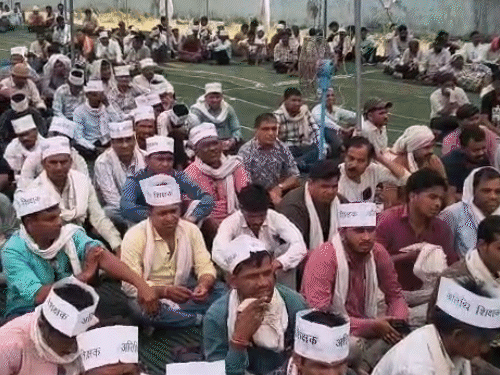 तेज धूप के बीच सैकड़ों शिक्षक पंडाल के नीचे बैठकर प्रदर्शन कर रहे हैं।