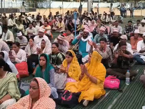 प्रदर्शन में कई महिला शिक्षक भी शामिल है।